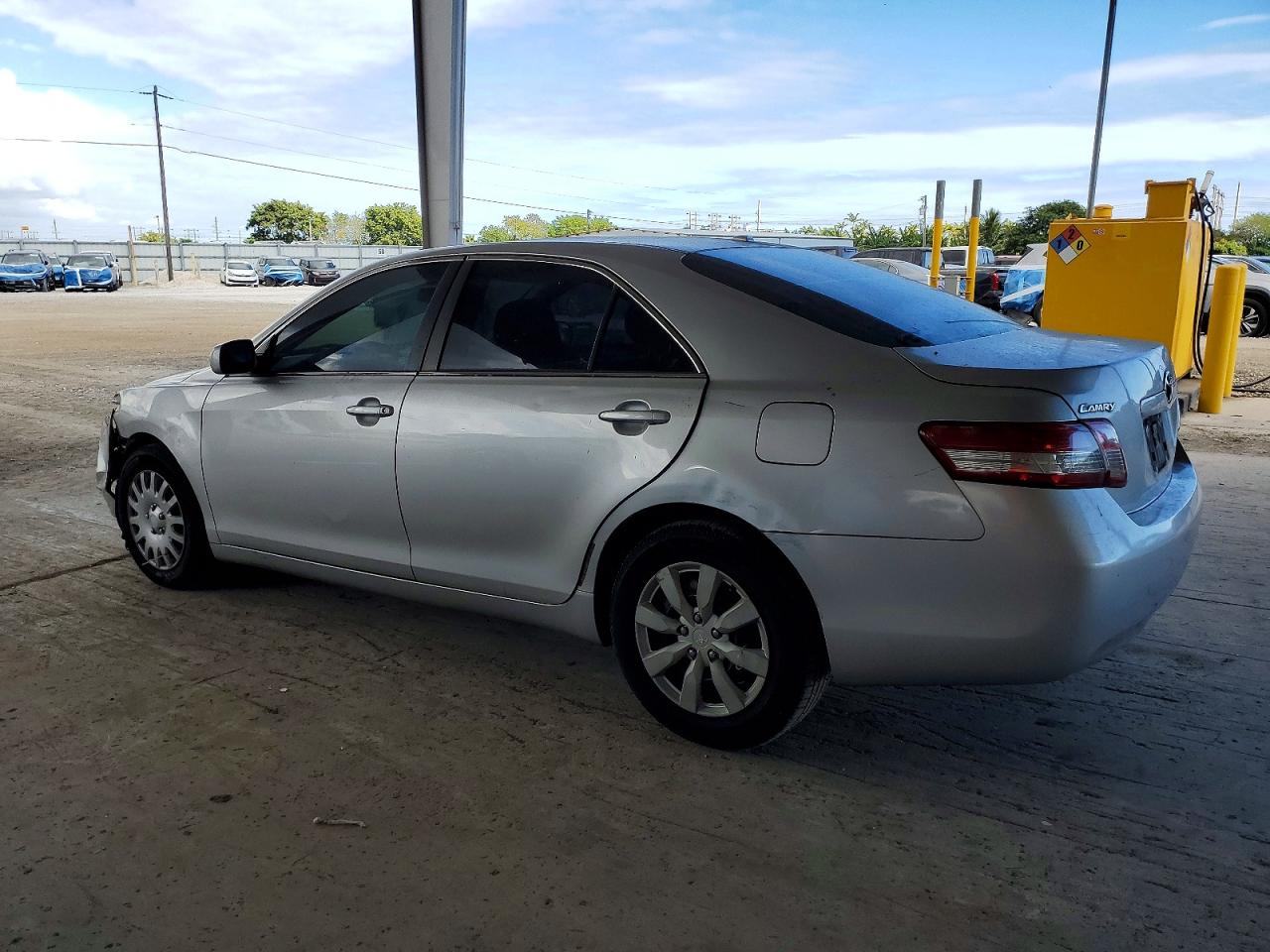 2011 TOYOTA CAMRY BASE photo 2