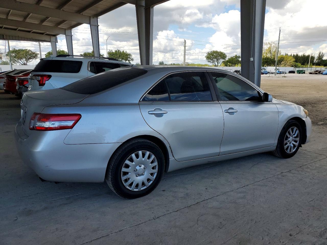 2011 TOYOTA CAMRY BASE photo 3