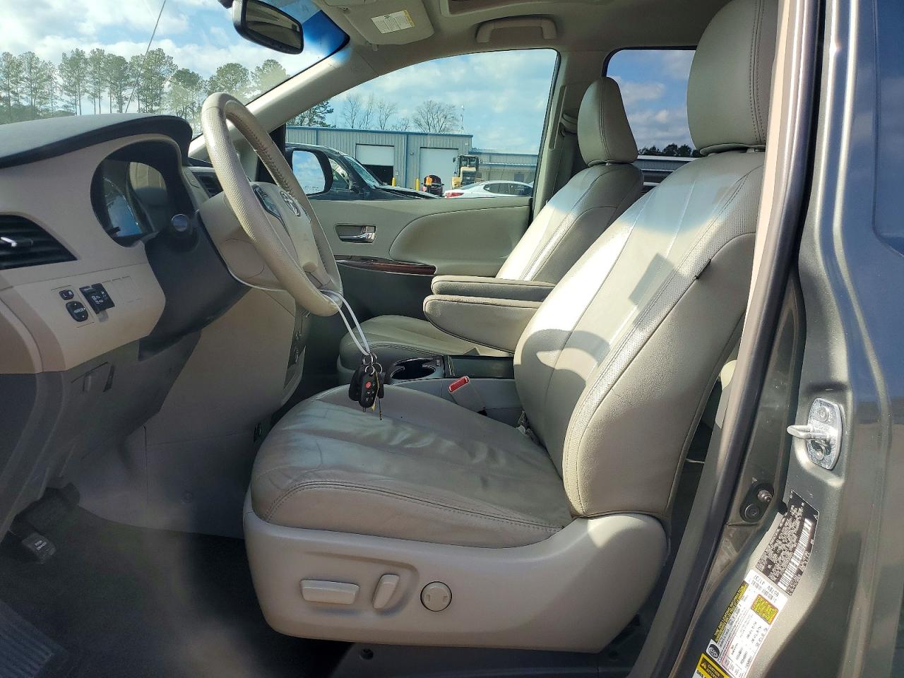 2013 TOYOTA SIENNA XLE photo 7