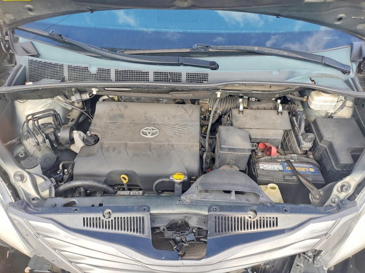 2013 TOYOTA SIENNA XLE photo 12
