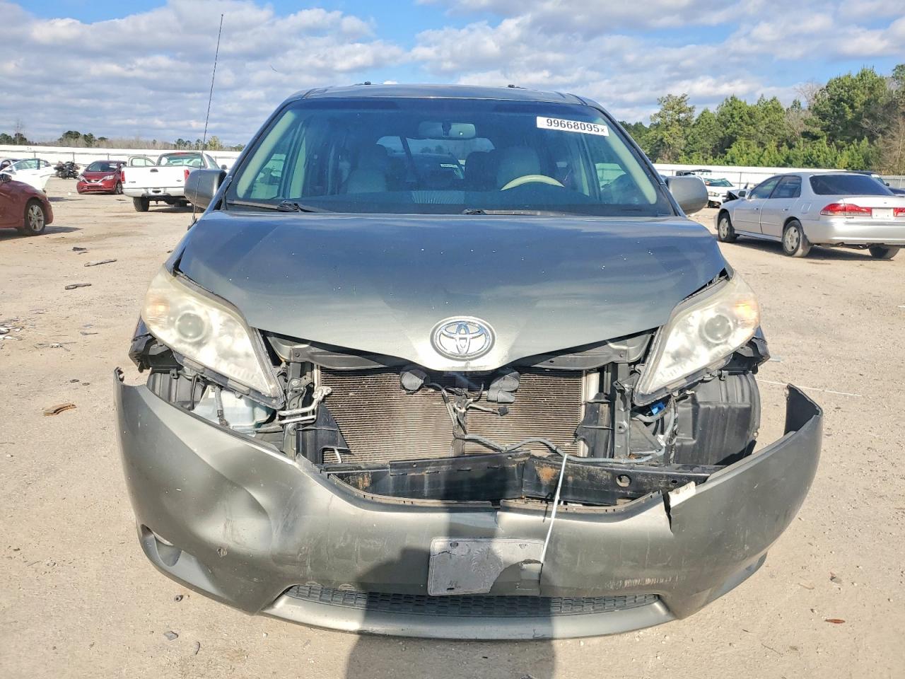 2013 TOYOTA SIENNA XLE photo 5