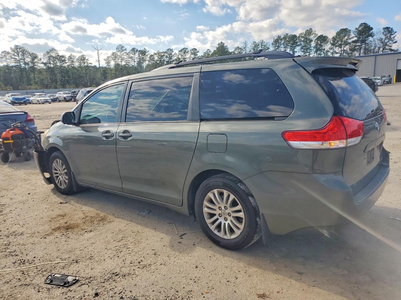 2013 TOYOTA SIENNA XLE photo 2