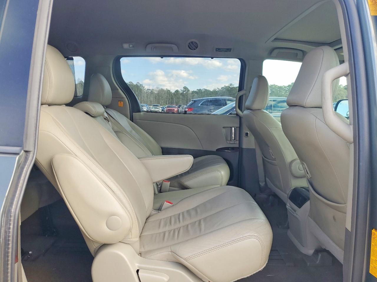 2013 TOYOTA SIENNA XLE photo 11