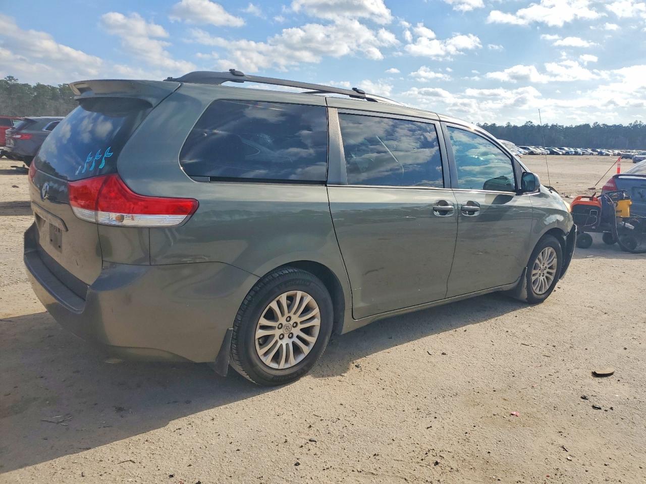 2013 TOYOTA SIENNA XLE photo 3