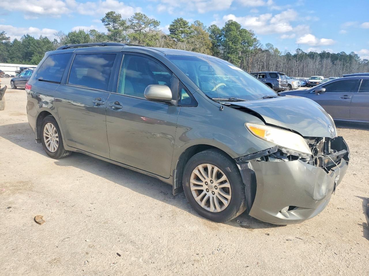 2013 TOYOTA SIENNA XLE photo 4