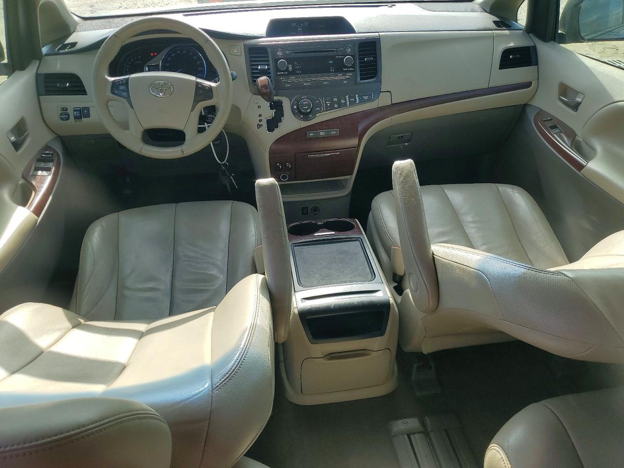 2013 TOYOTA SIENNA XLE photo 8