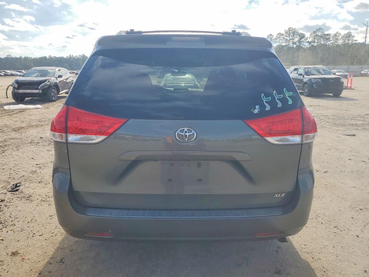 2013 TOYOTA SIENNA XLE photo 6