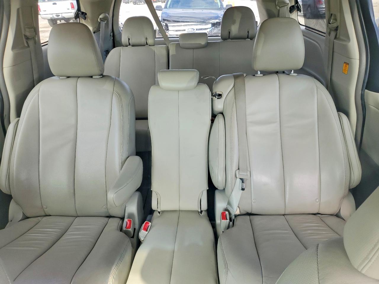 2013 TOYOTA SIENNA XLE photo 10