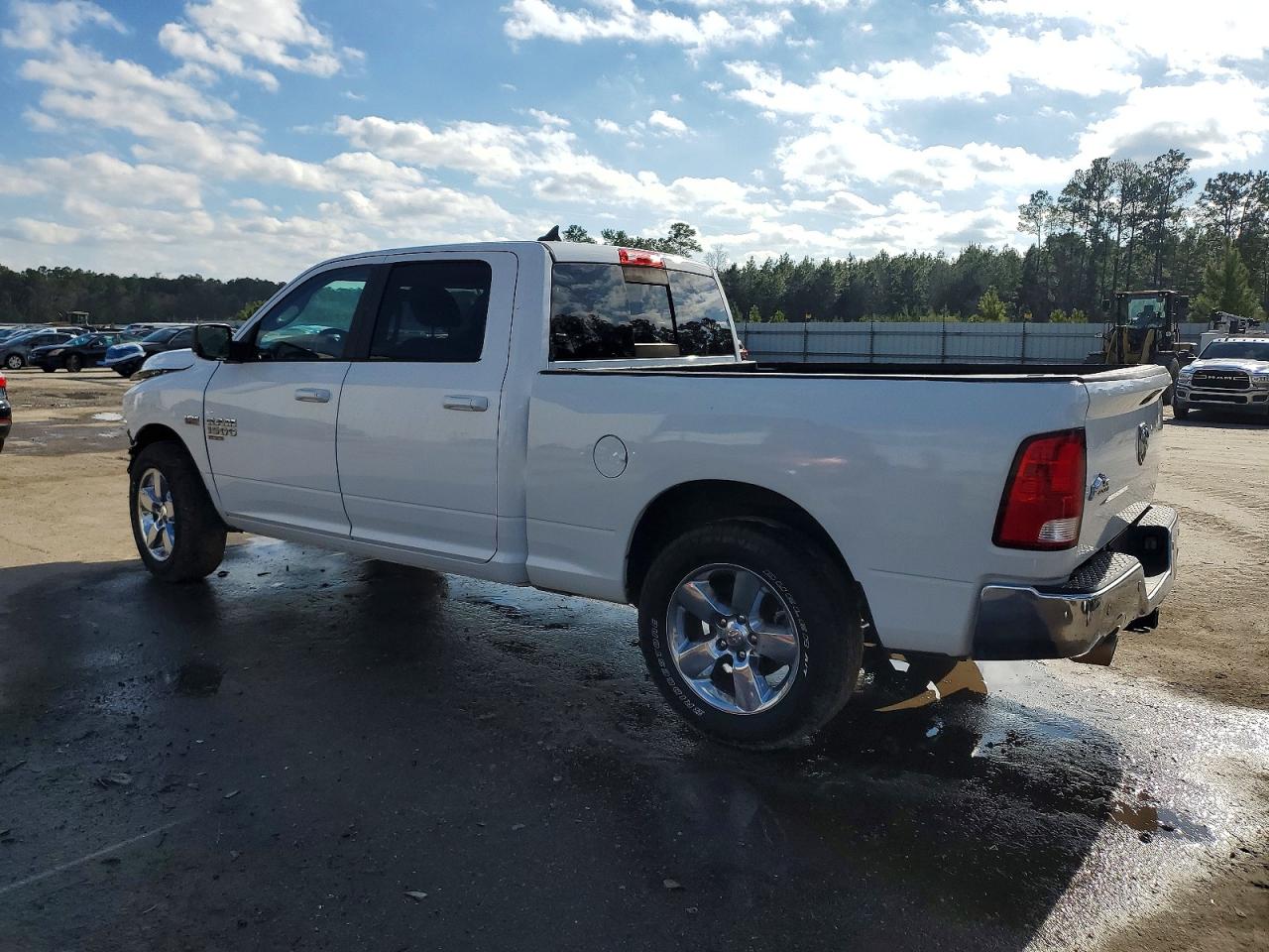 2019 RAM 1500 CLASSIC SLT photo 3