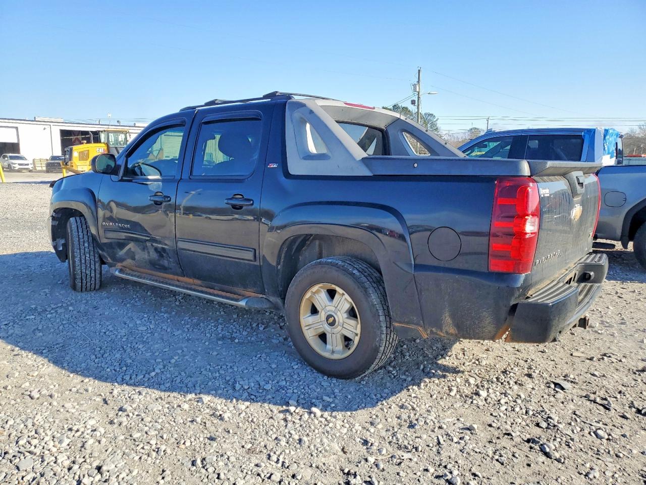 2011 CHEVROLET AVALANCHE LT photo 2