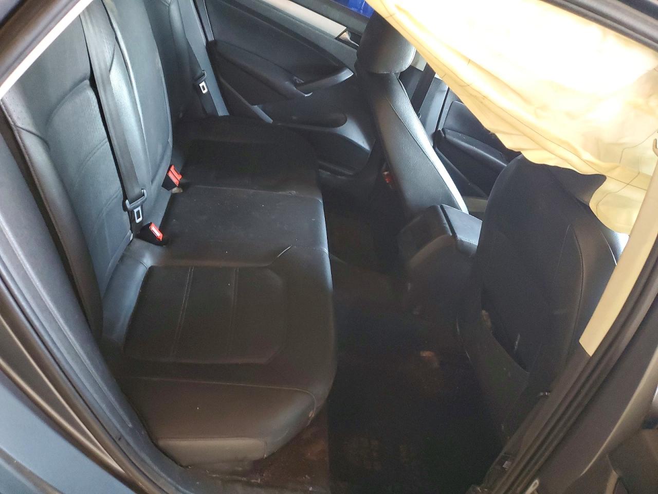 2012 VOLKSWAGEN PASSAT SE photo 10