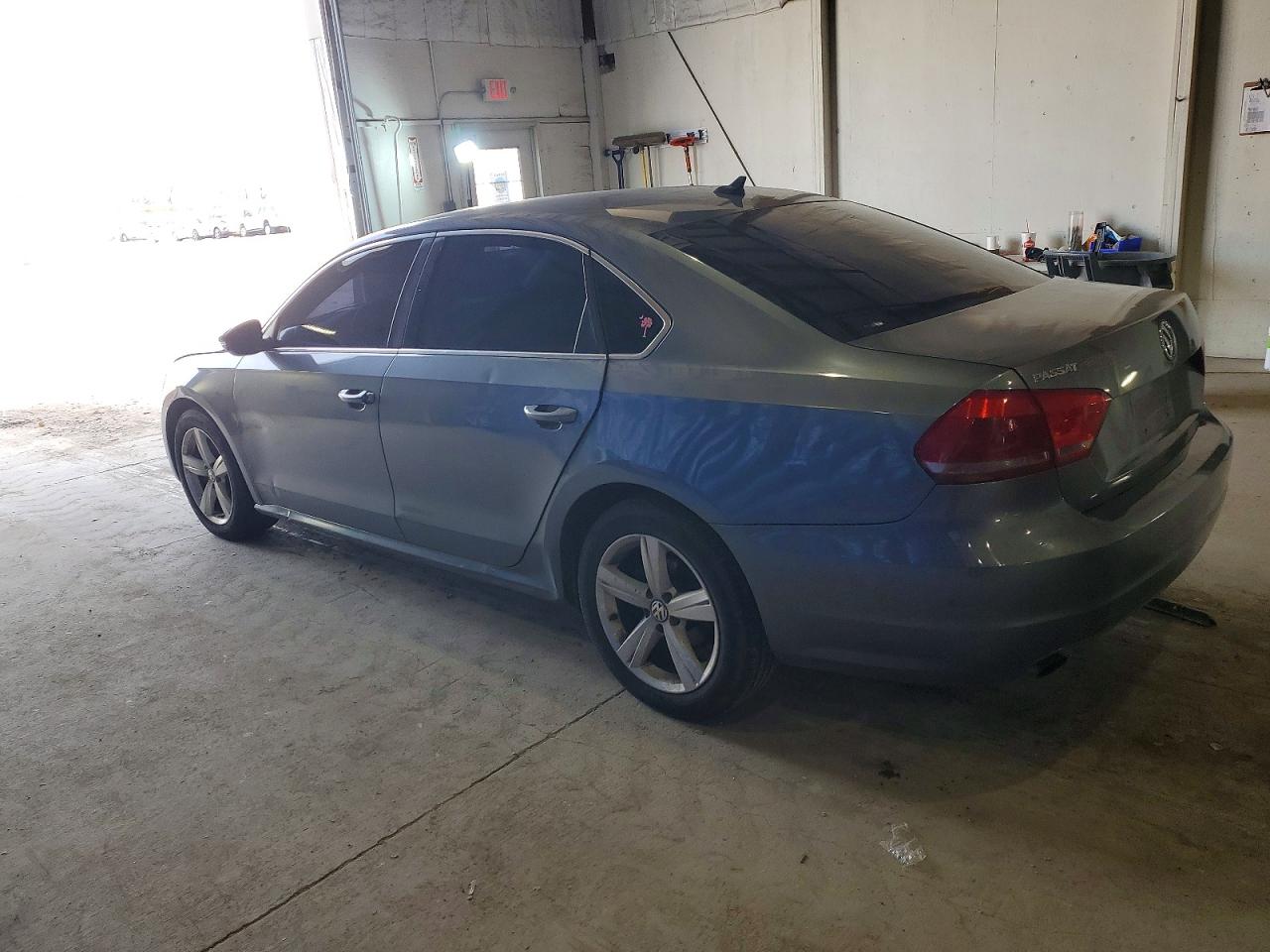 2012 VOLKSWAGEN PASSAT SE photo 2