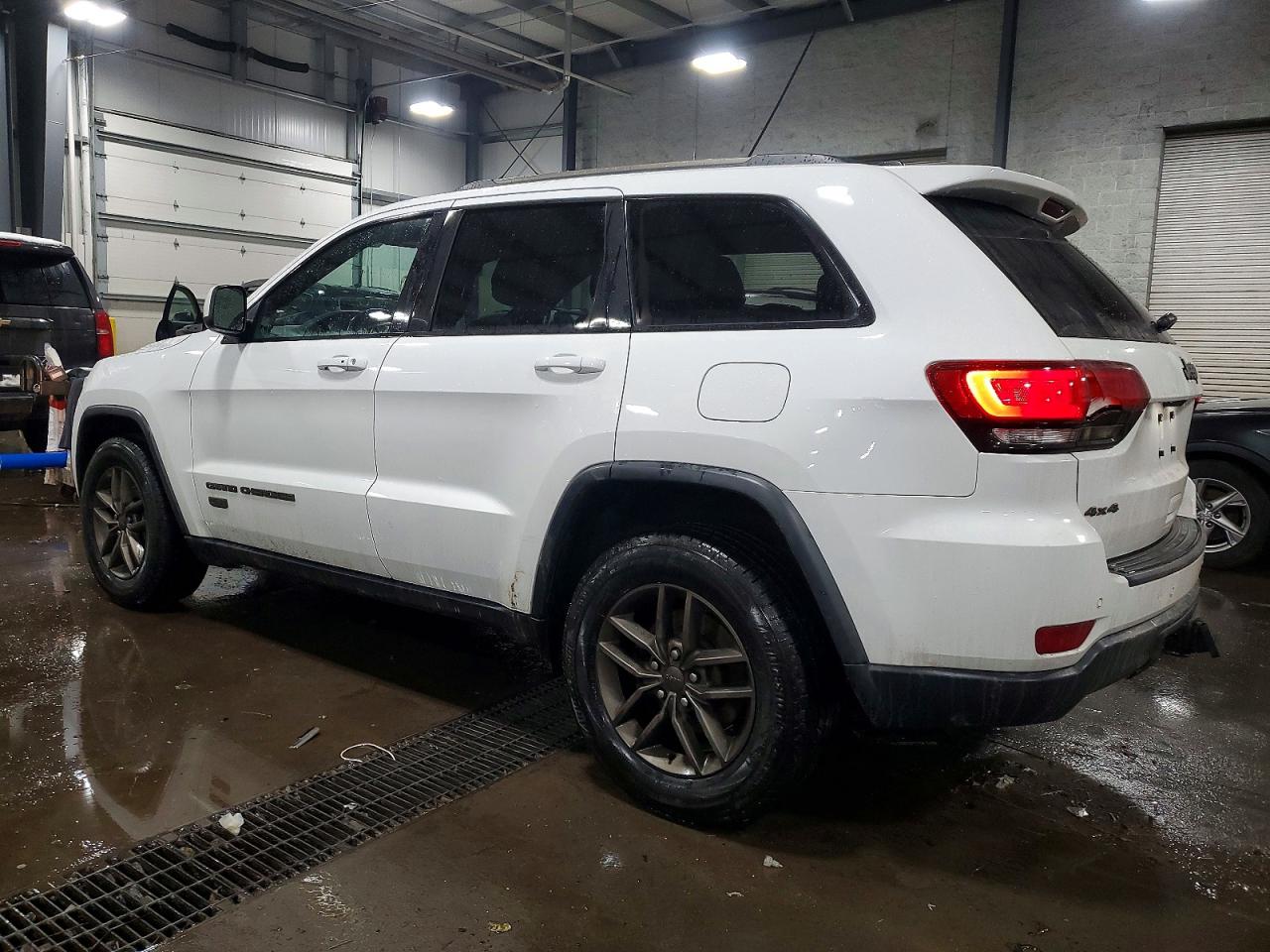 2016 JEEP GRAND CHEROKEE LAREDO photo 2