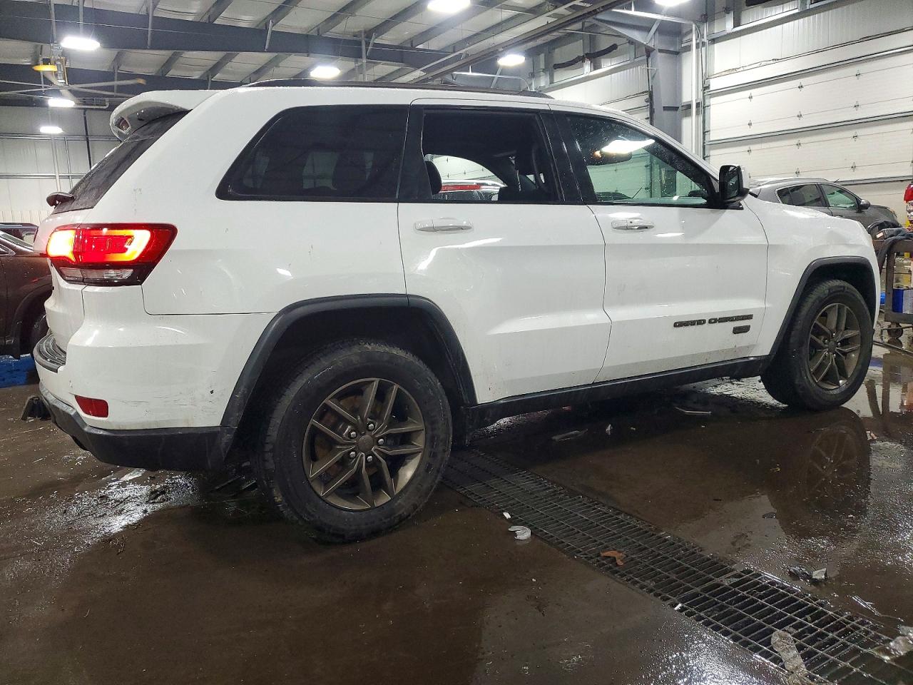 2016 JEEP GRAND CHEROKEE LAREDO photo 3