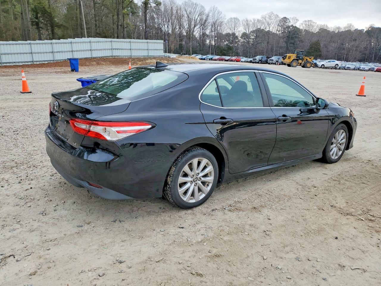 2020 TOYOTA CAMRY LE photo 3