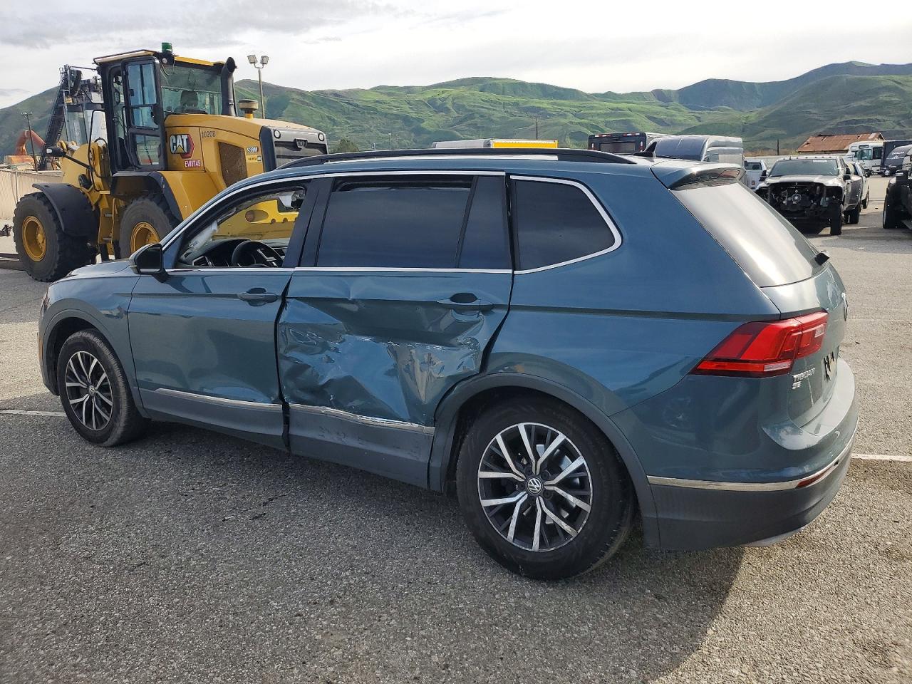 2020 VOLKSWAGEN TIGUAN SE photo 2