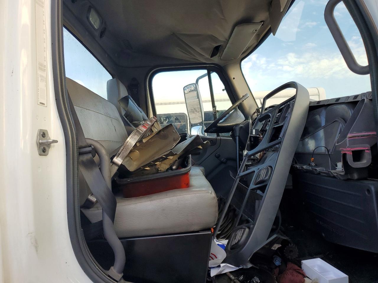 2015 FREIGHTLINER BUSINESS CLASS M2 TRUCK CAB ANDCHASSIS photo 6