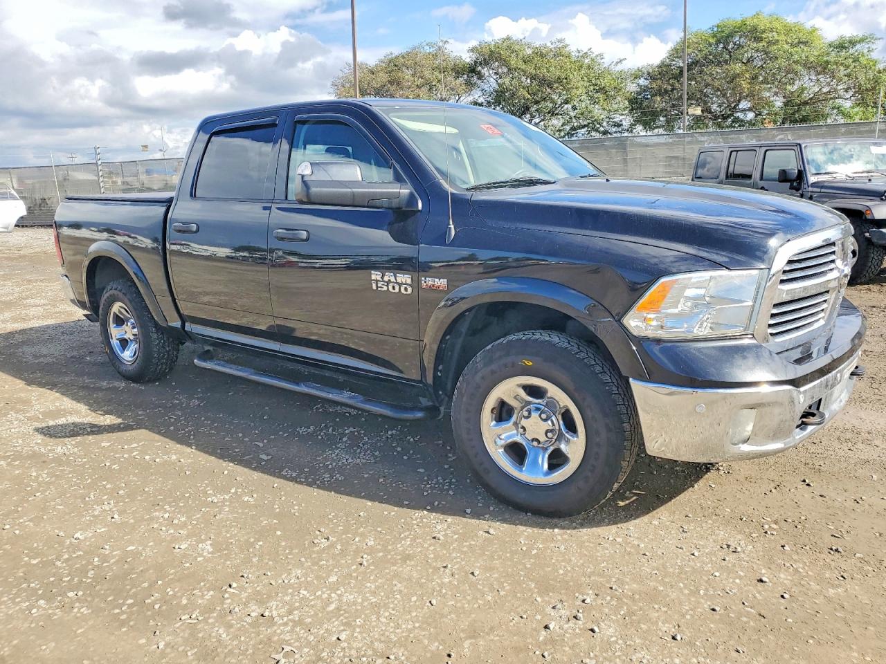 2017 RAM 1500 SLT photo 7