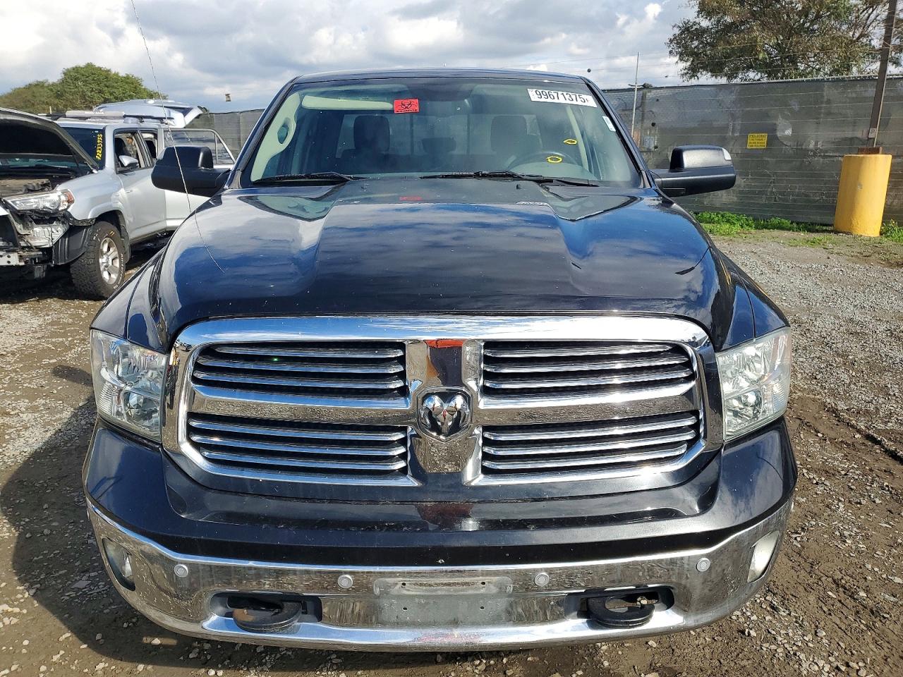 2017 RAM 1500 SLT photo 9