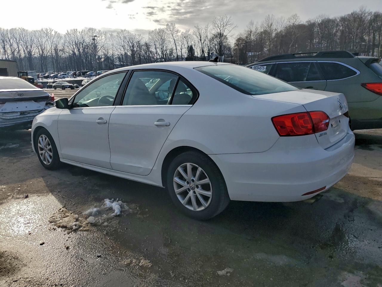 2013 VOLKSWAGEN JETTA SE photo 2