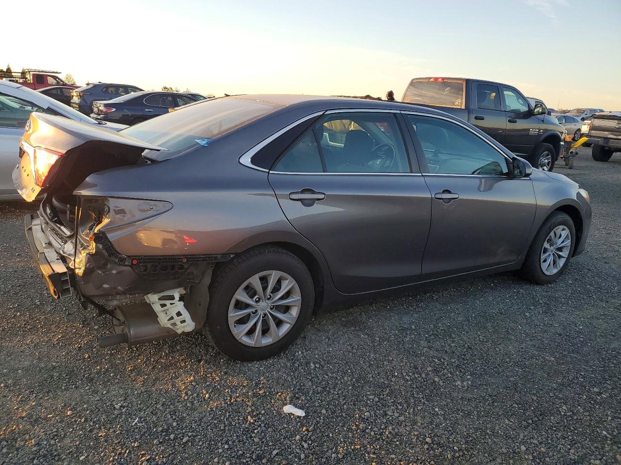 2016 TOYOTA CAMRY LE photo 3