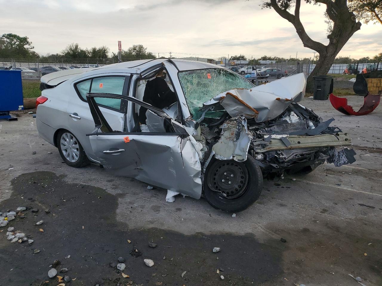 2019 NISSAN VERSA S photo 4