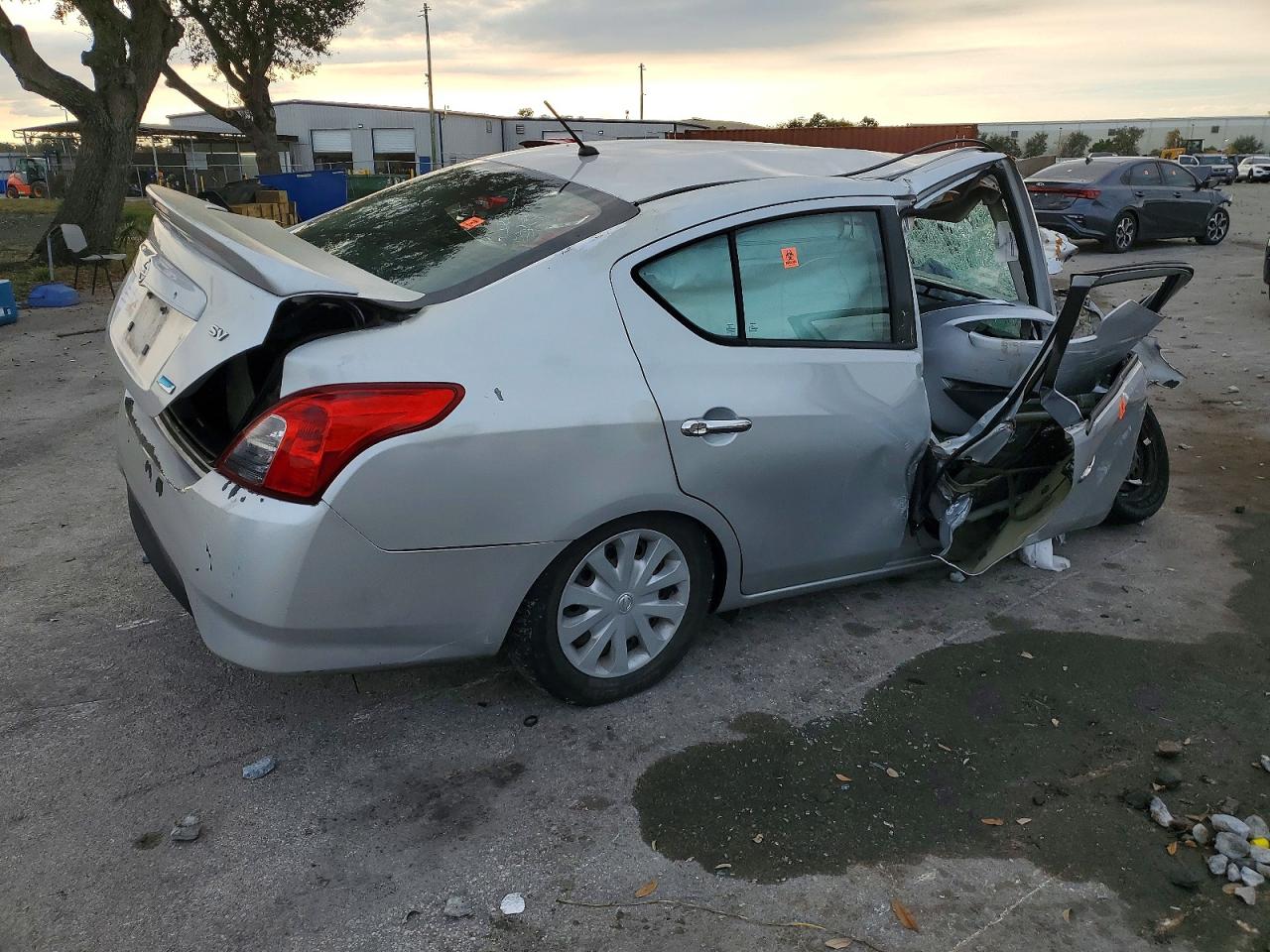 2019 NISSAN VERSA S photo 3