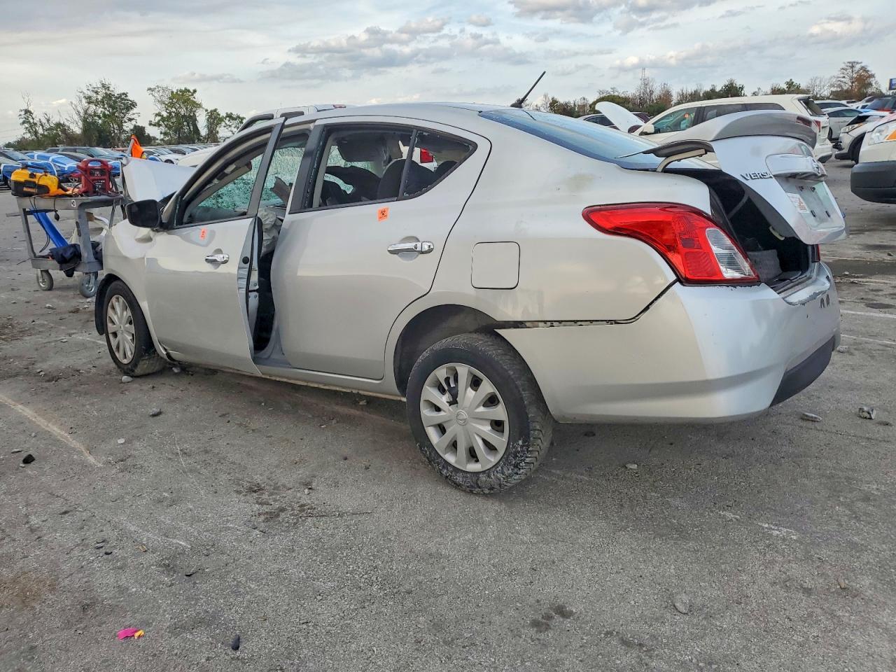 2019 NISSAN VERSA S photo 2