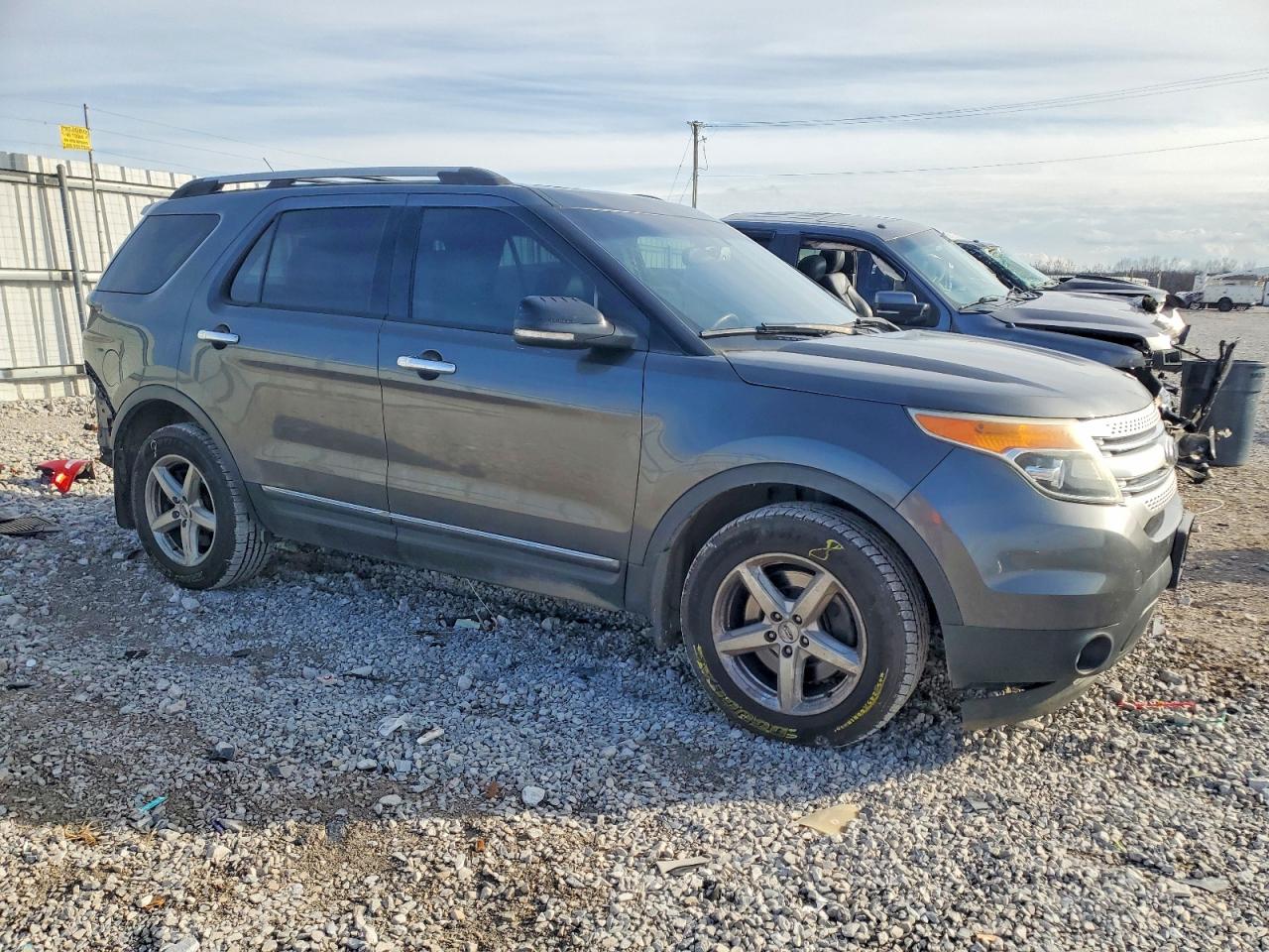 2015 FORD EXPLORER XLT photo 4