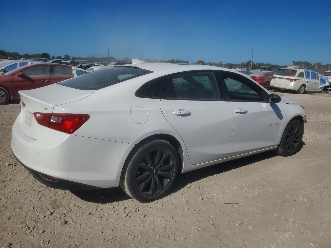 2017 CHEVROLET MALIBU LT photo 3