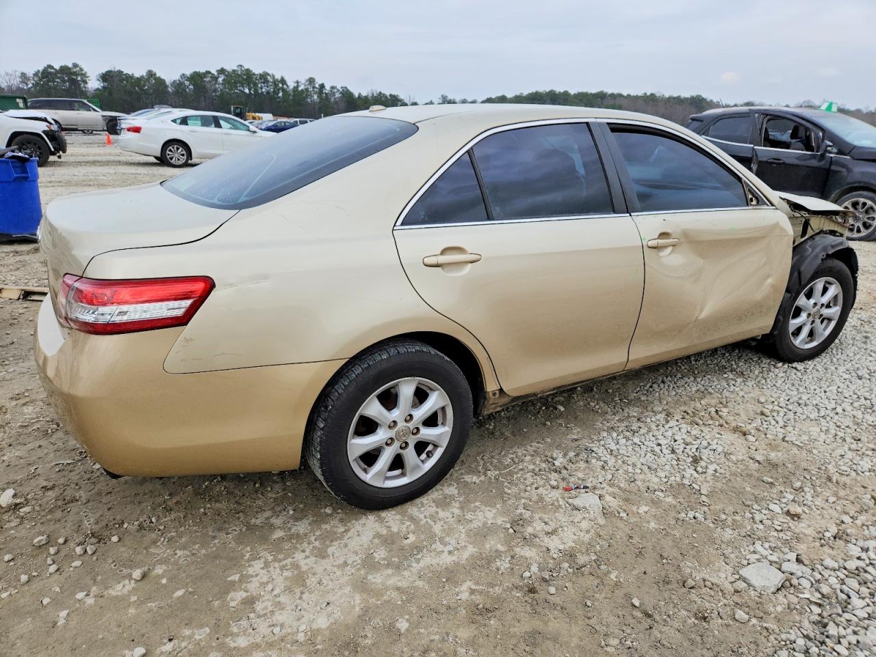 2011 TOYOTA CAMRY BASE photo 3