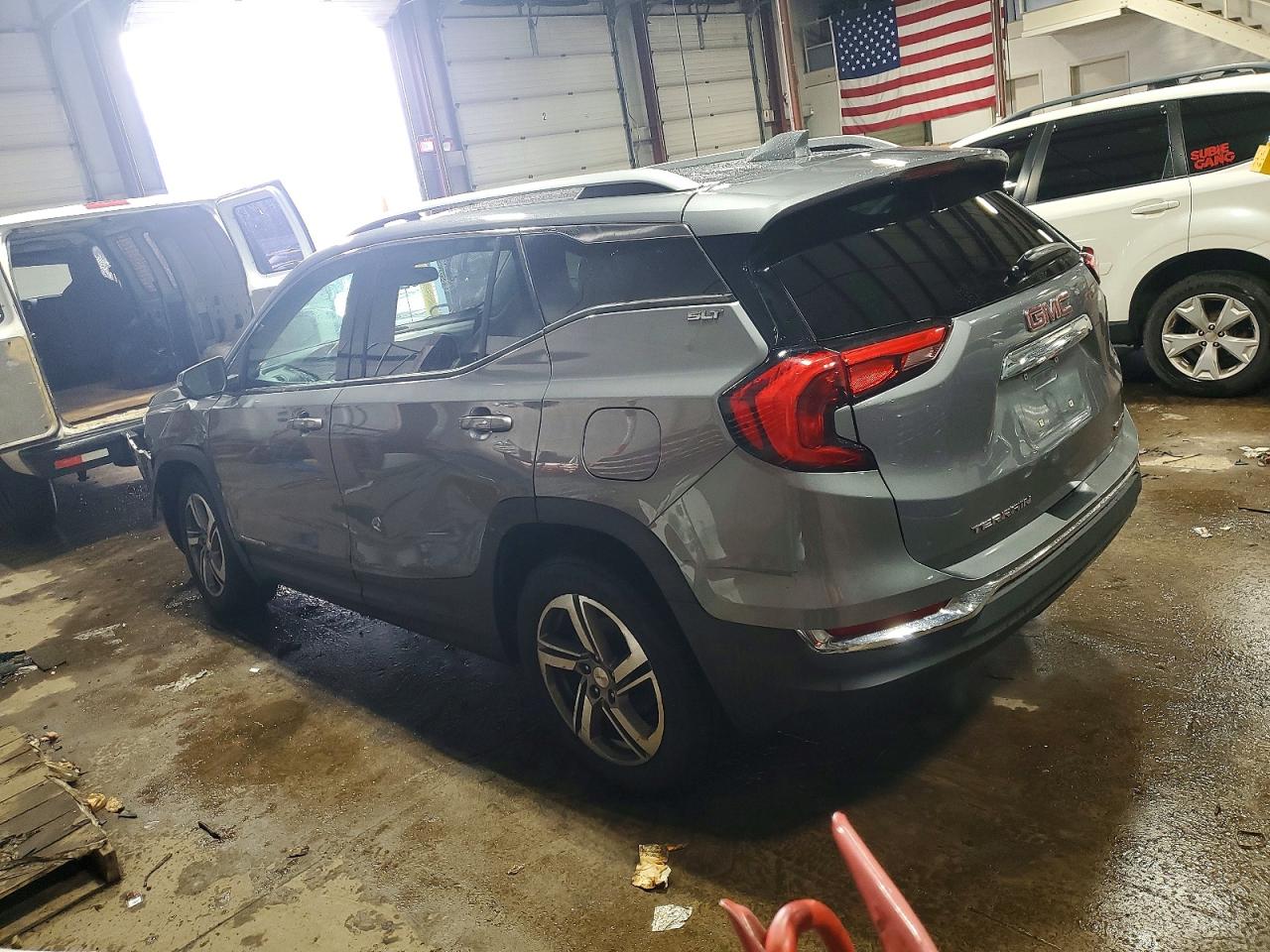 2018 GMC TERRAIN SLT photo 2