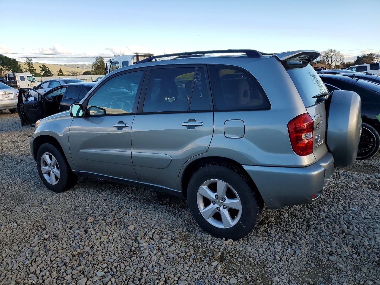 2004 TOYOTA RAV4 photo 2