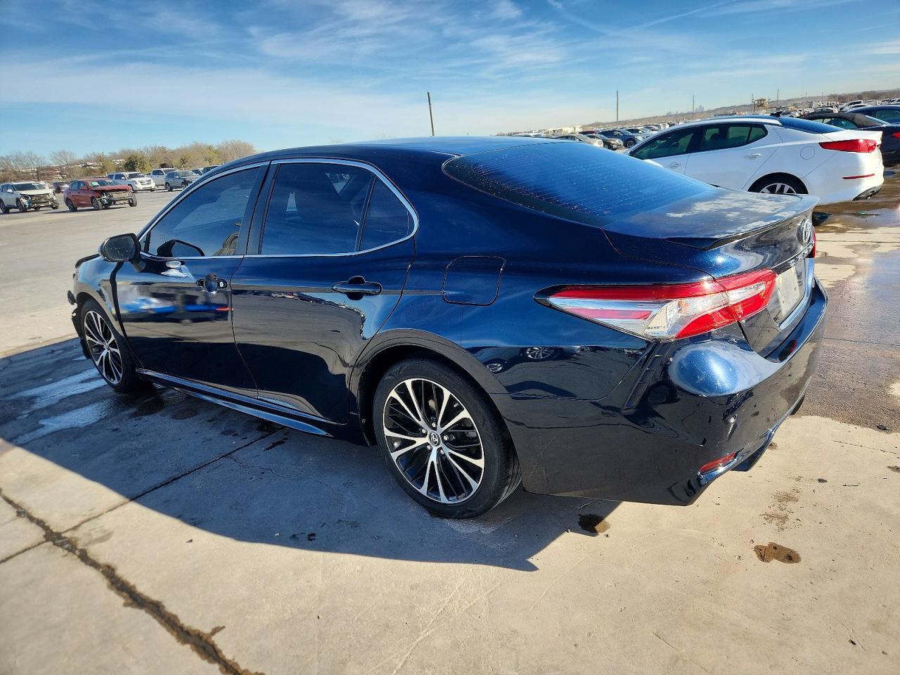 2018 TOYOTA CAMRY SE photo 2