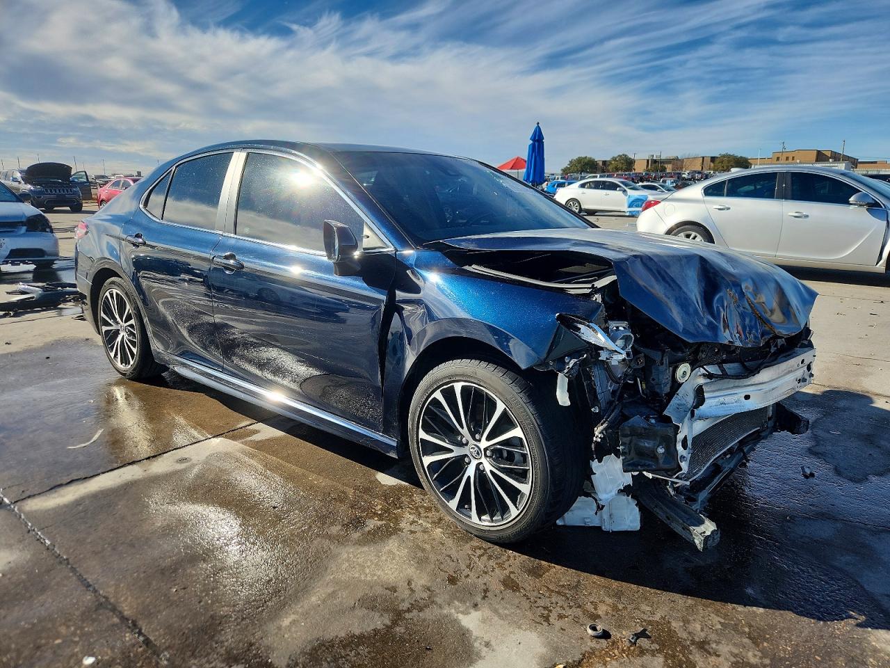 2018 TOYOTA CAMRY SE photo 4