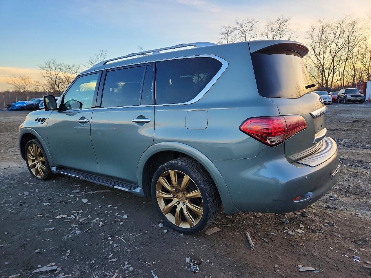 2012 INFINITI QX56 photo 2