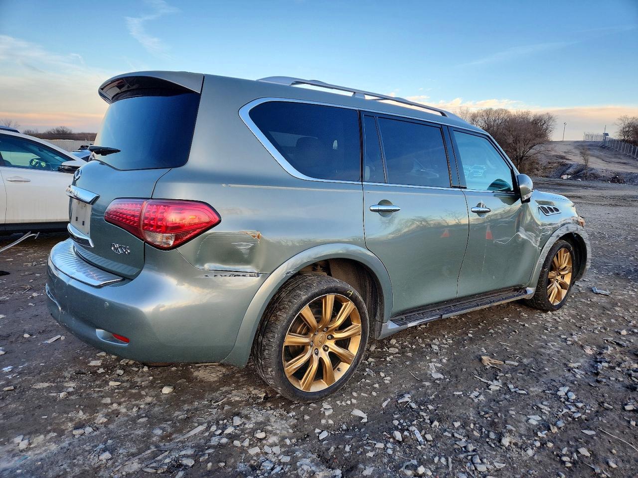 2012 INFINITI QX56 photo 3