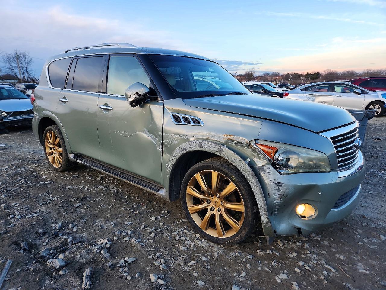 2012 INFINITI QX56 photo 4