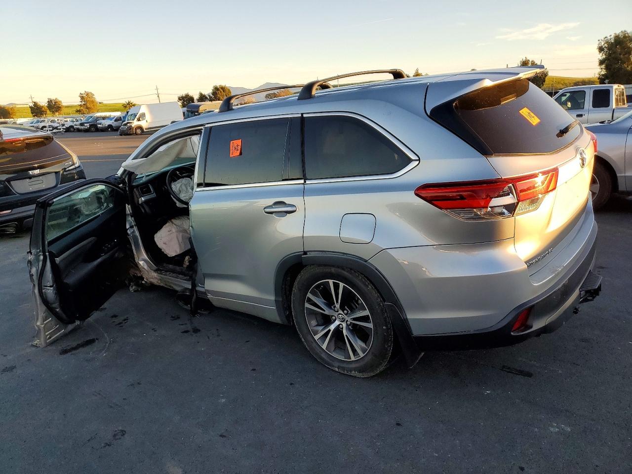 2018 TOYOTA HIGHLANDER LE photo 3