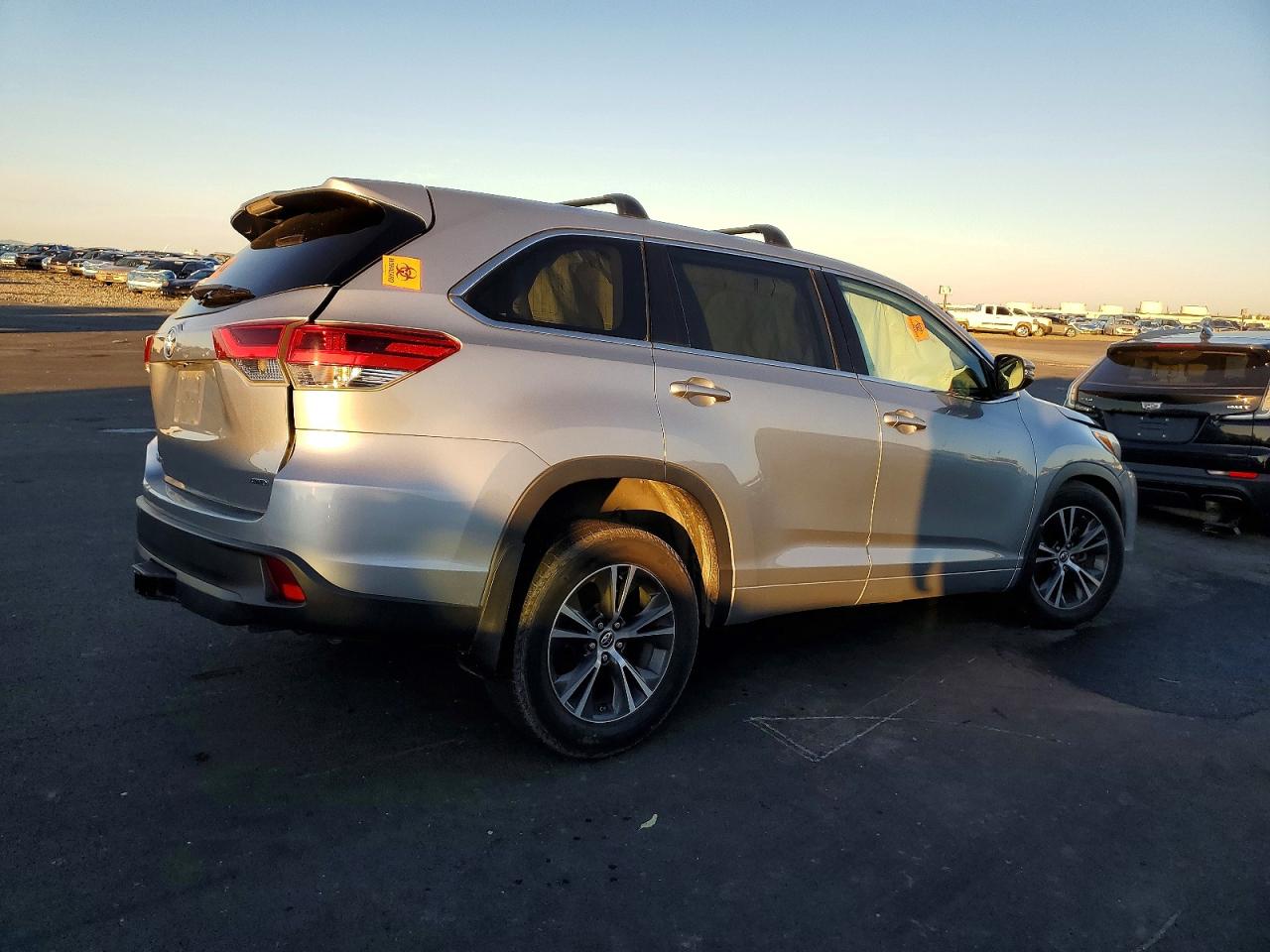 2018 TOYOTA HIGHLANDER LE photo 5