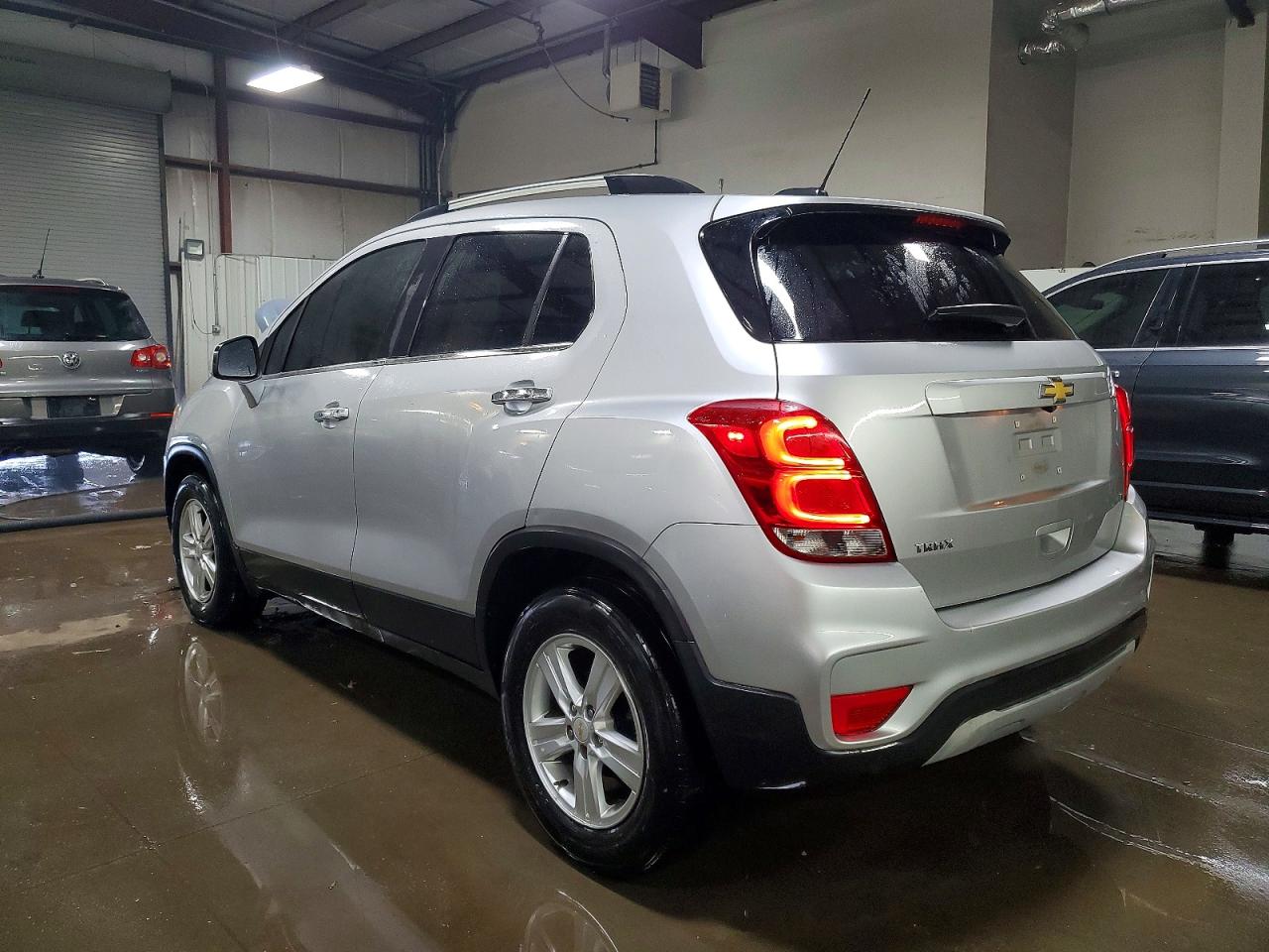 2017 CHEVROLET TRAX 1LT photo 2