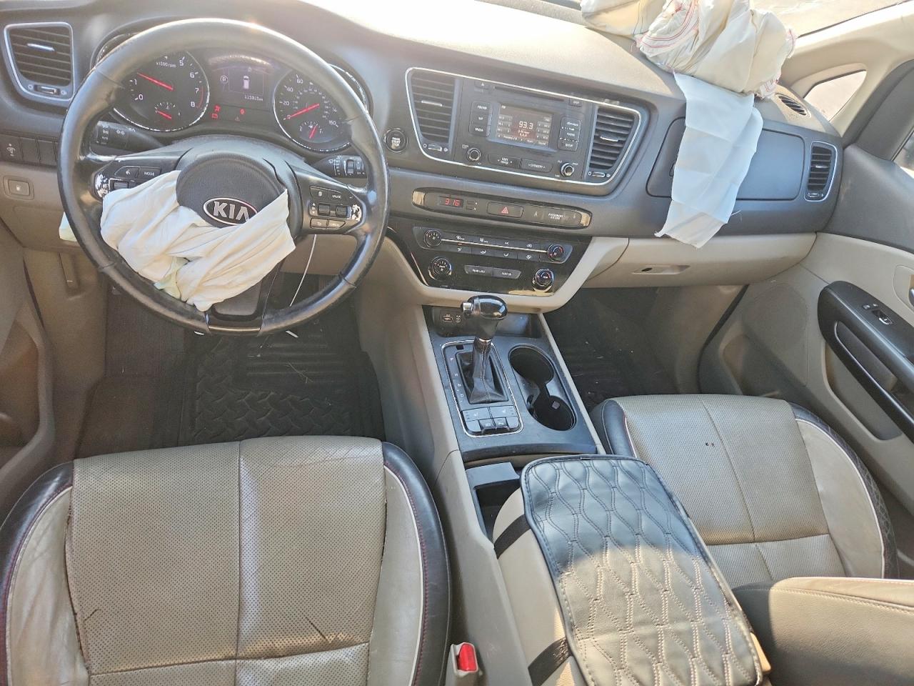 2017 KIA SEDONA LX photo 8