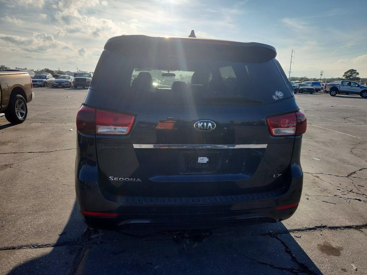2017 KIA SEDONA LX photo 6
