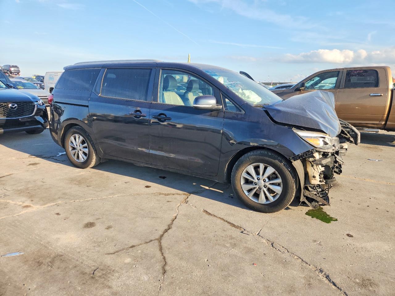2017 KIA SEDONA LX photo 4