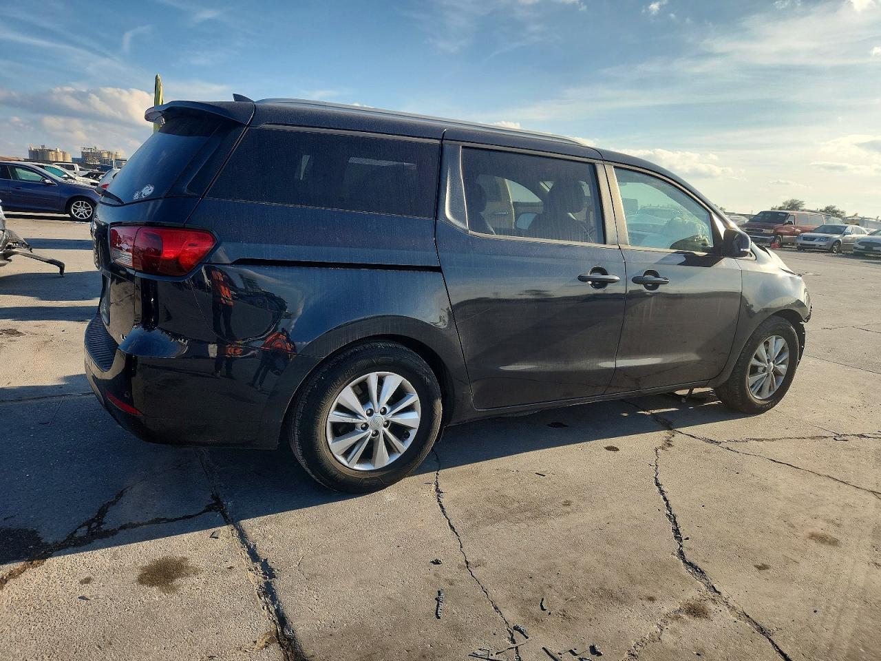 2017 KIA SEDONA LX photo 3