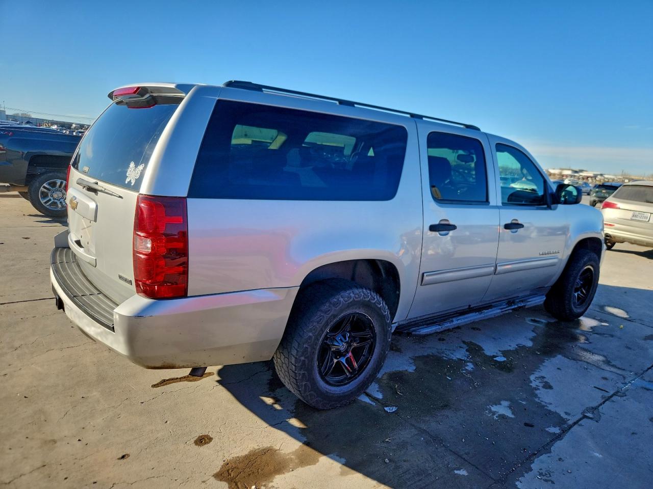 2010 CHEVROLET SUBURBAN C1500 LS photo 3