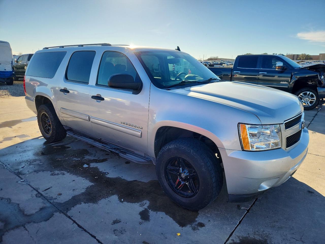 2010 CHEVROLET SUBURBAN C1500 LS photo 4