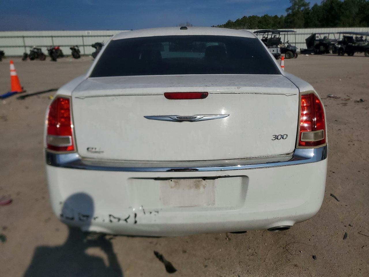 2014 CHRYSLER 300 photo 11
