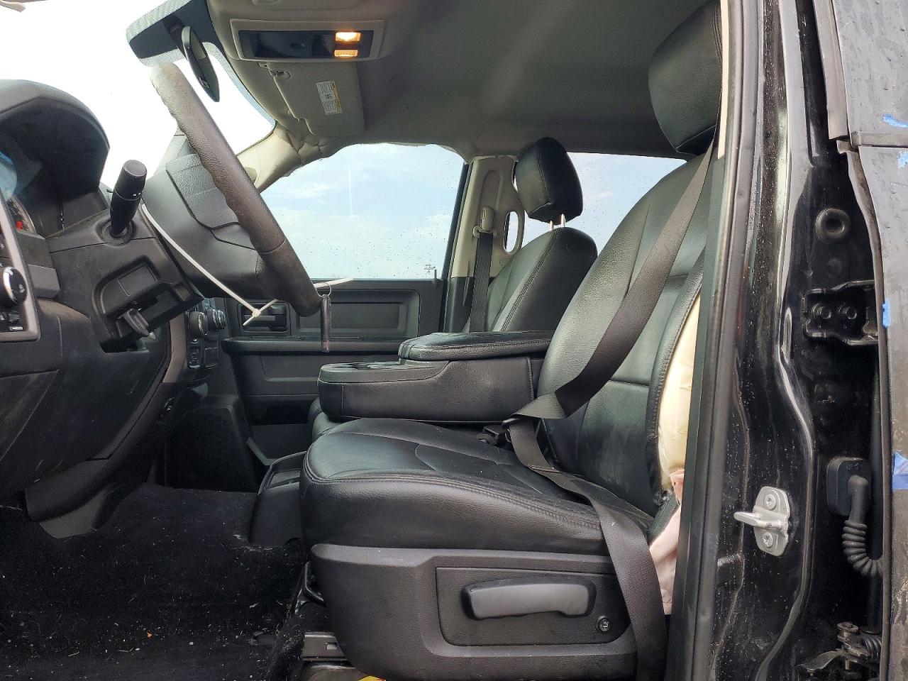 2017 RAM 1500 ST photo 13