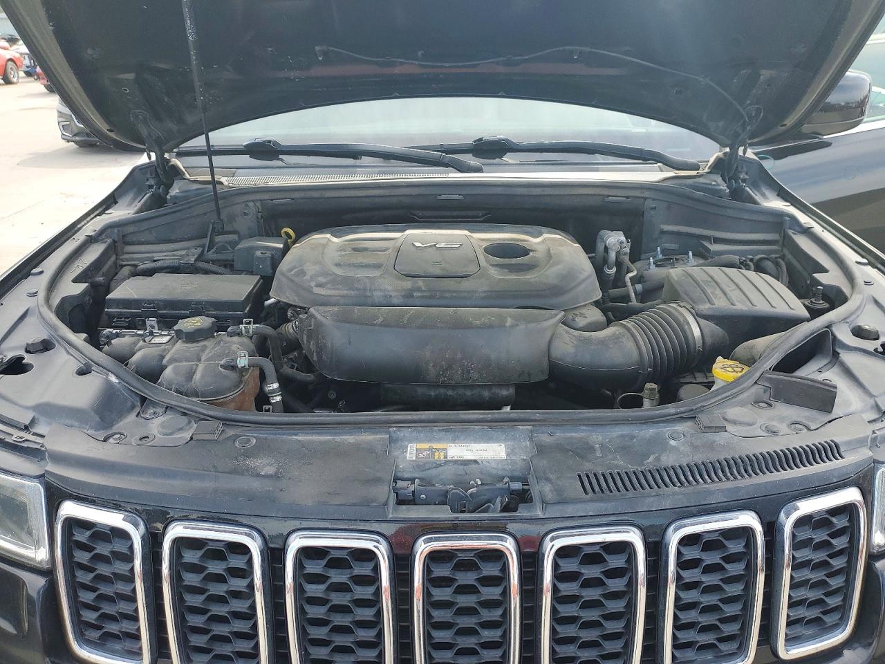 2019 JEEP GRAND CHEROKEE LAREDO photo 12